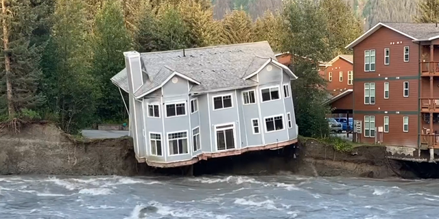 Video Shows House In Juneau Alaska Collapsing Into Flooded Mendenhall   Juneau House Collapse 1 