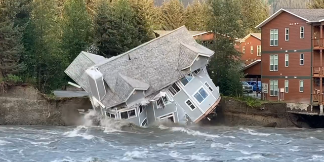 House collapses into Mendenhall River in Juneau, Alaska