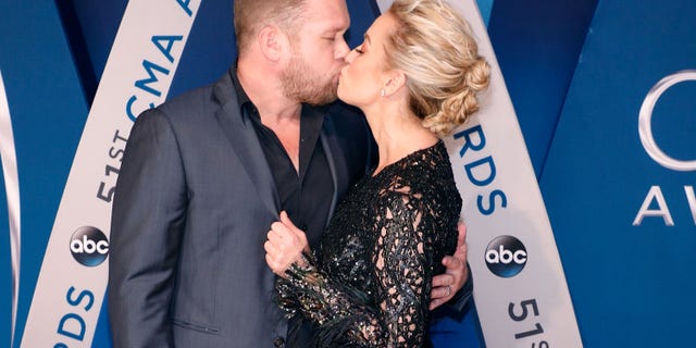 Kellie Pickler kisses husband Kyle Jacobs at an event in 2017