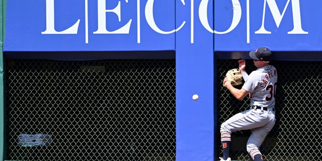 Kerry Carpenter misses the ball