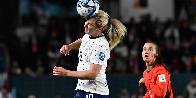 Lindsey Horan heads the ball