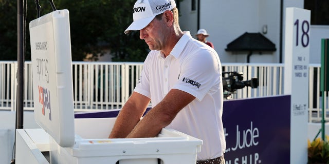 Lucas Glover tries to cool down