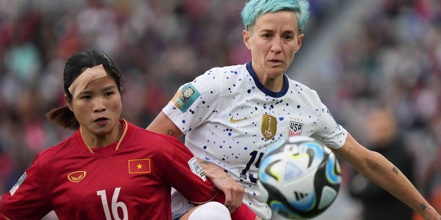 Megan Rapinoe goes for the ball against Vietnam