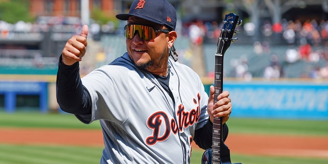 Miguel Cabrera thumbs up to crowd