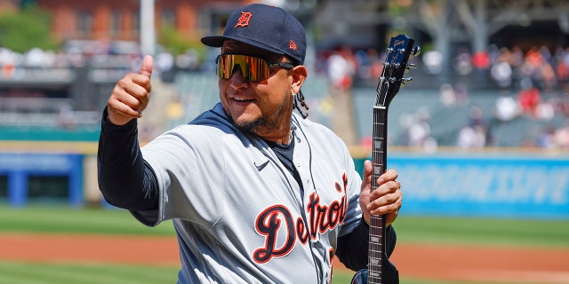 Miguel Cabrera thumbs up to crowd