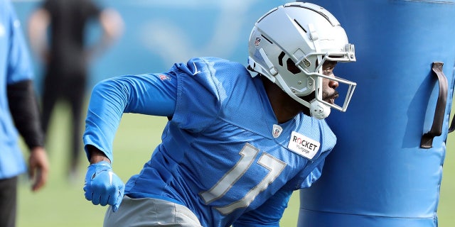 Denzel Mims practices during training camp