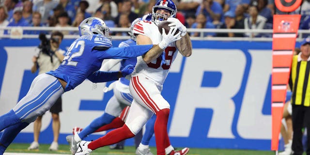 Tommy Sweeney catches a pass