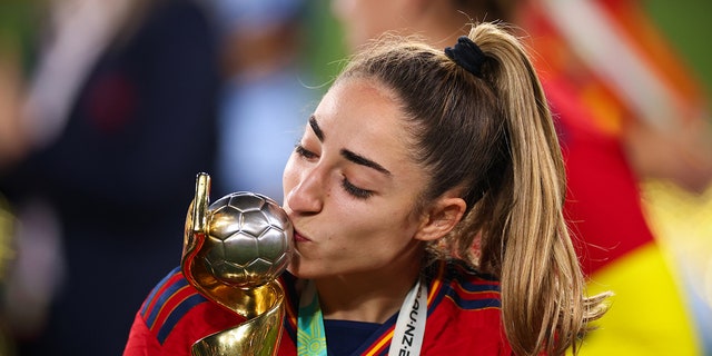 Olga Carmona kisses trophy