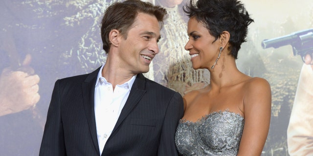 Olivier Martinez and Halle Berry on a red carpet