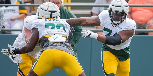 Elgton Jenkins participates in practice drills