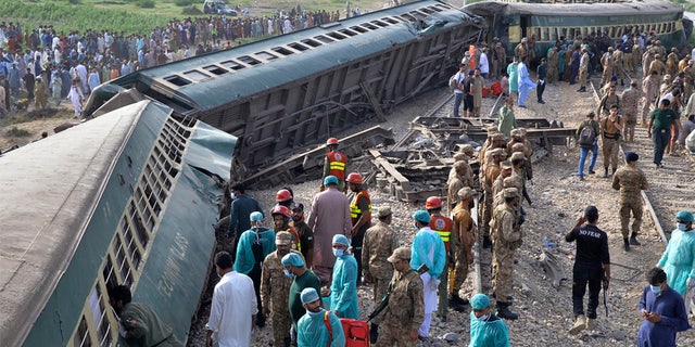 Emergency response to deadly Pakistan train derailment