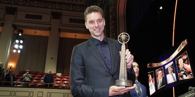Pau Gasol smiles with award