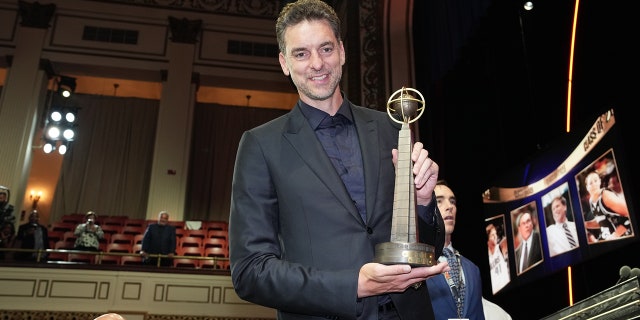 Pau Gasol smiles with award