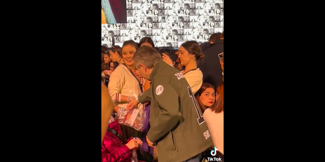 Arturo Zaldivar exchanging bracelets at concert