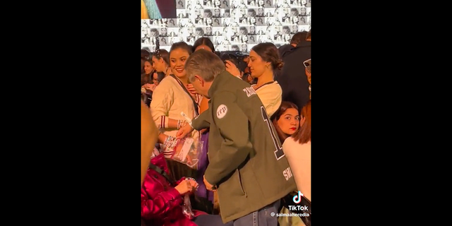 Arturo Zaldivar exchanging bracelets at concert