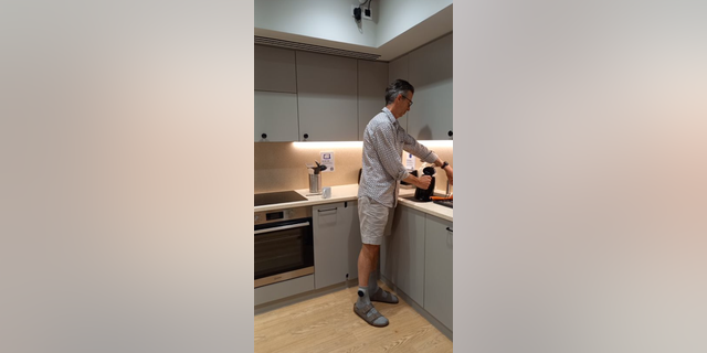 adam mutfakta dururken SmartSocks'u modelliyor