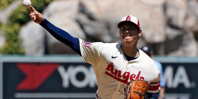 Shohei Ohtani throws