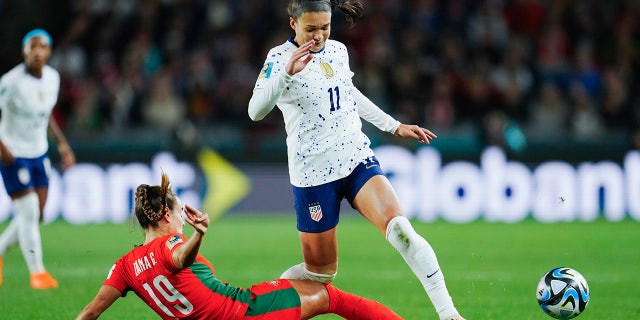 USA vs Sweden: Everything you need to know about Women's World Cup match 4 Sophia Smith battles for the ball