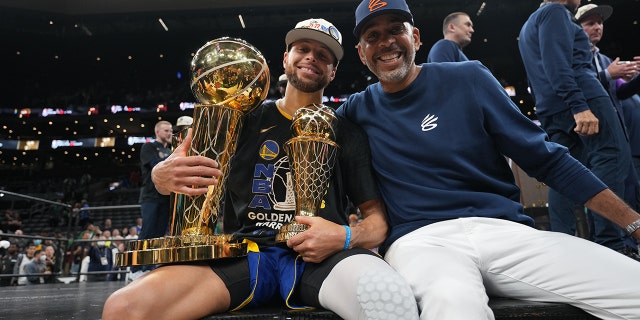 Stephen Curry celebrates with his father