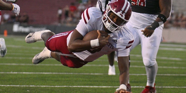 Taisun Phommachanh dives for a TD