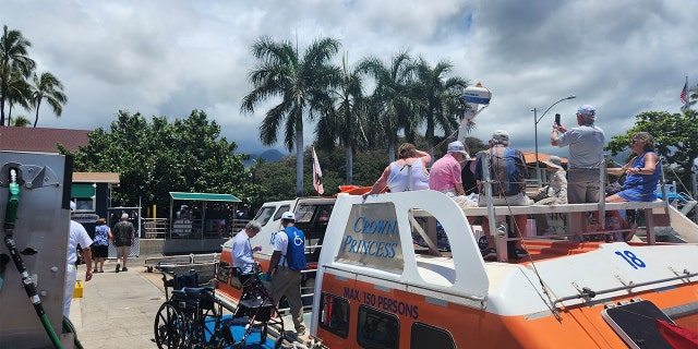 lahaina tourists arrive
