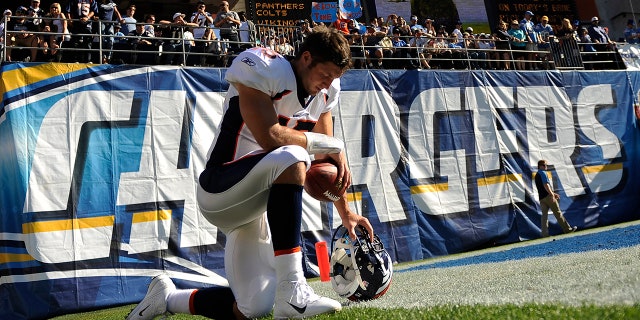 Tim Tebow prays