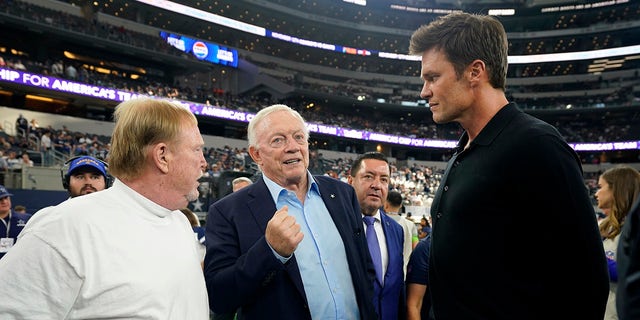 Tom Brady talks to Jerry Jones and Mark Davis