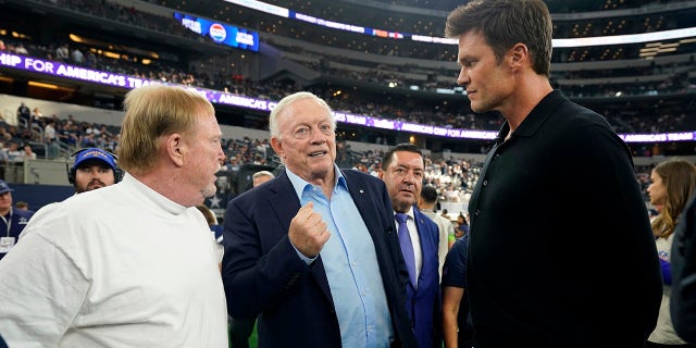 Tom Brady talks to Jerry Jones and Mark Davis