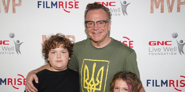Tom Arnold posing with his kids
