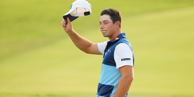 Viktor Hovland salutes crowd