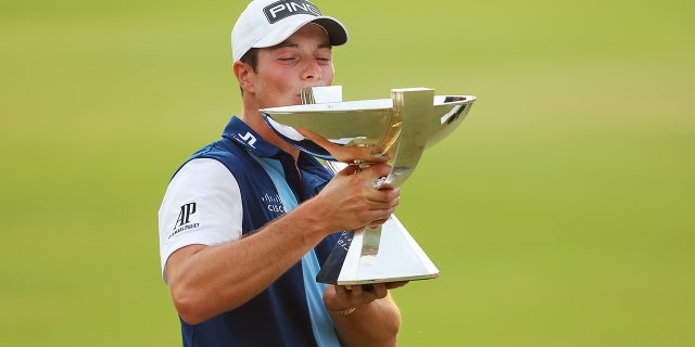 Viktor Hovland kisses trophy