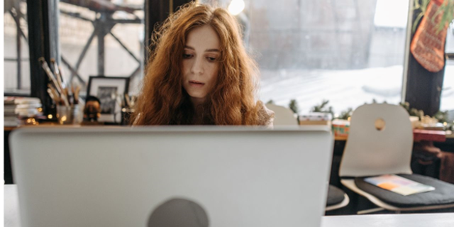 امرأة تعمل على الكمبيوتر المحمول