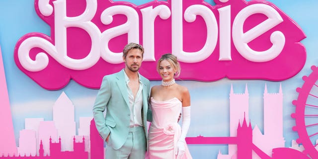 Ryan Gosling and Margot Robbie pose