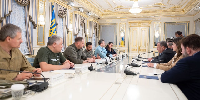 Chris Christie's delegation meets with Ukrainian officials at presidential palace
