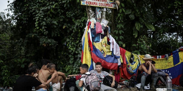 migrants sitting at panama, colombia border