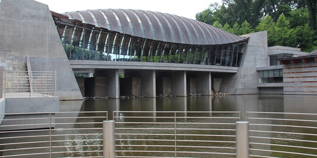 The outside of Crystal Bridges Museum of American Art 