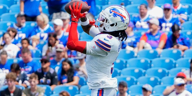Damar Hamlin warming up