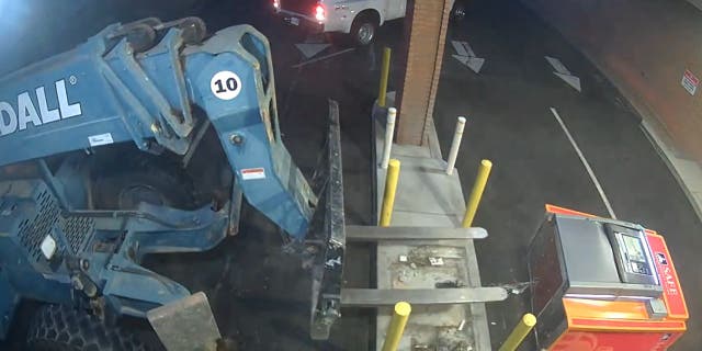 California thieves use forklift to steal ATM machine in Sacramento: video 2 Forklift knocking over ATM