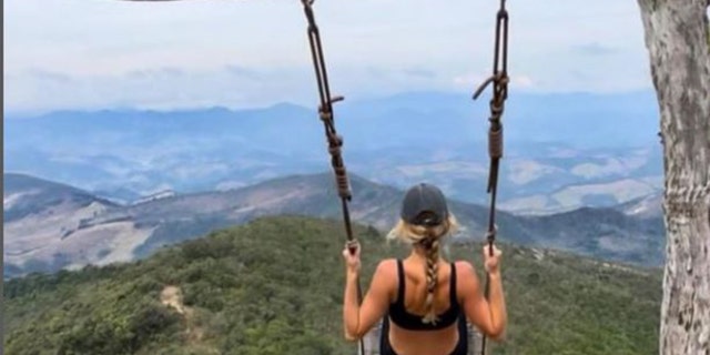 Gisele Bündchen swinging