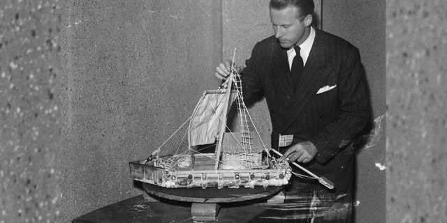 Thor Hyerdahl con un modelo de la balsa Kon-Tiki