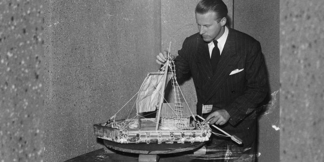 Thor Hyerdahl con un modelo de la balsa Kon-Tiki