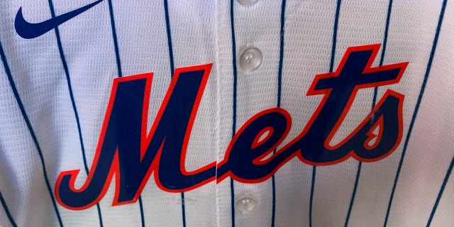 Mets logo on jersey