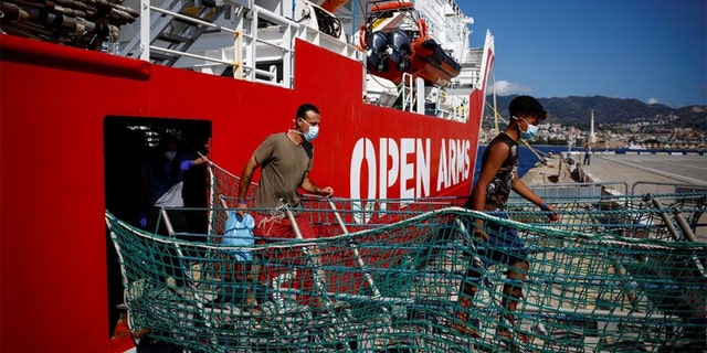Migrants disembark