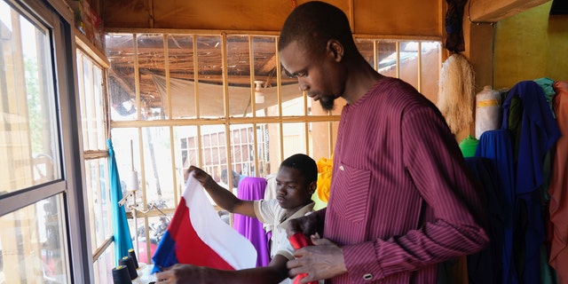 Nigerien seamsters make Russian flags