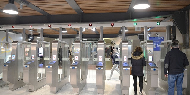 Entrance to Paris metro 
