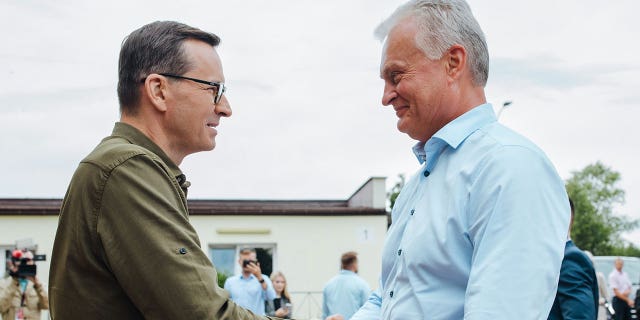 Polish and Lithuanian prime ministers shake hands