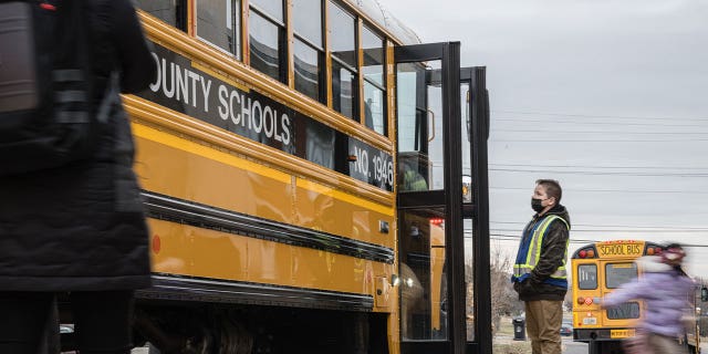 Company behind Louisville’s disastrous rollout of a new school bus system had similar issues in Ohio last year 2 kids outside school bus