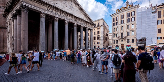 Tourists lined up at the Pantheon