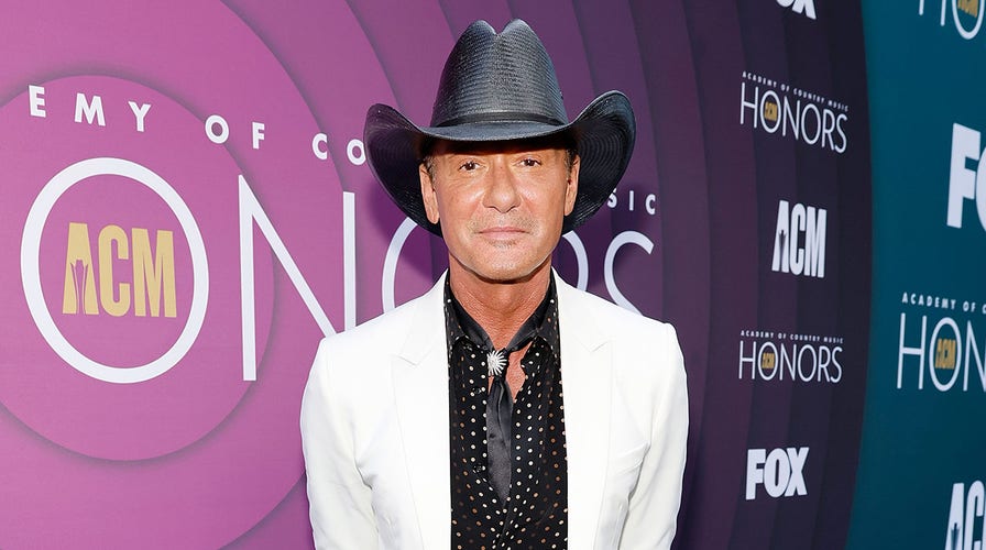 '1883' star Tim McGraw's castmate talks filming 'Yellowstone' prequel with country artist: 'He'd throw me off'
