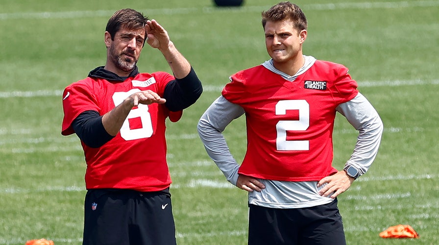 Jets' Aaron Rodgers pokes fun at backup Zach Wilson in hilarious